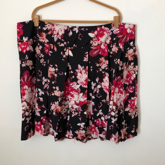Roz & Ali Dresses & Skirts - Floral skirt